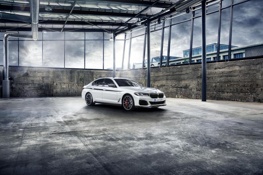  BMW 540i M Performance Accessories (G30) 2020 года  (фото 28 из 29)